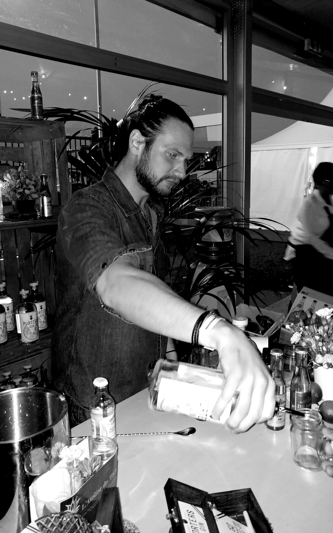 Kris von Stedingk mixing drinks at an event